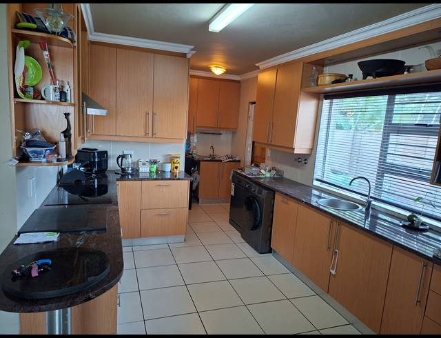 3 BEDROOM TOWNHOUSE FOR SALE IN LAWRENCE ROCKS